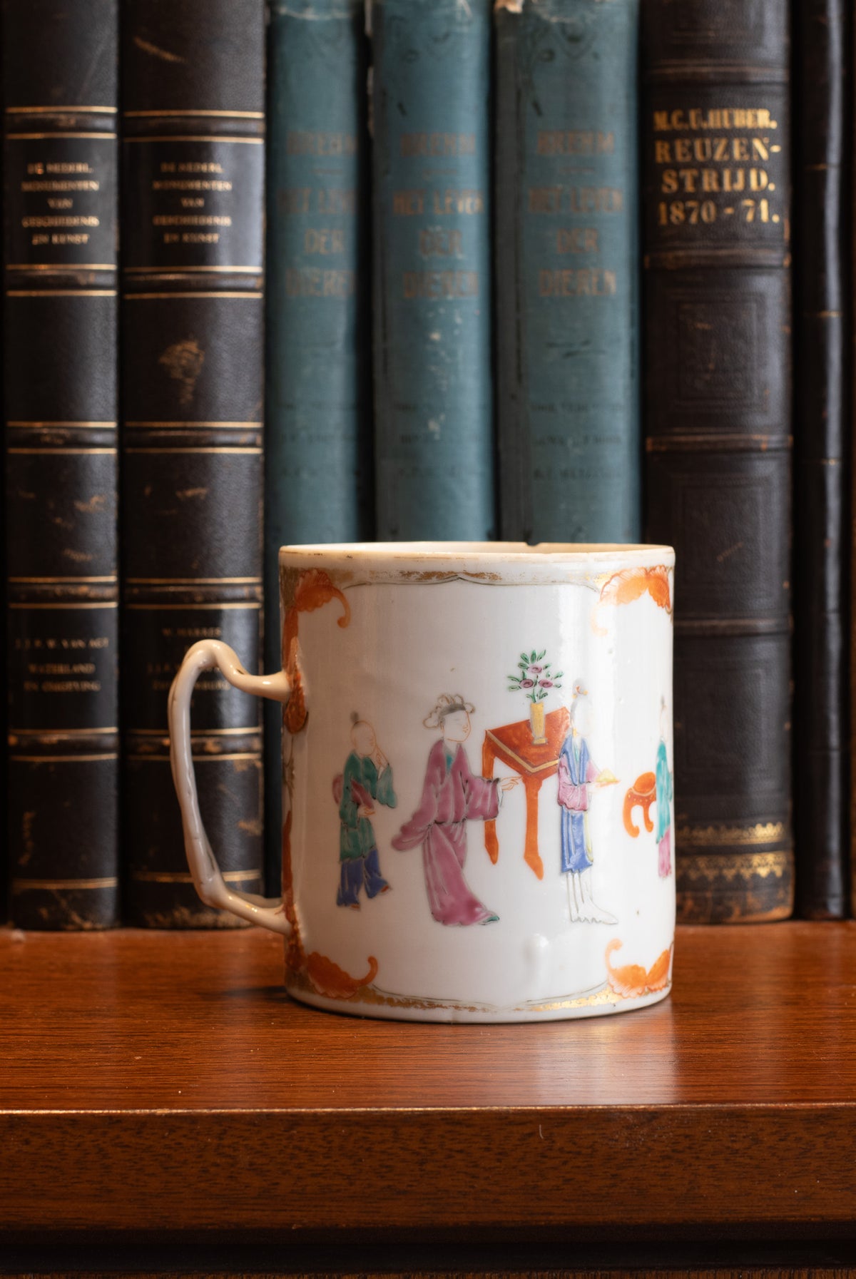 Chinees porseleinen pul (Tankard) met Mandarin-decor en Bianco-sopra-Bianco, Qianlong-periode (ca. 1765–1780)