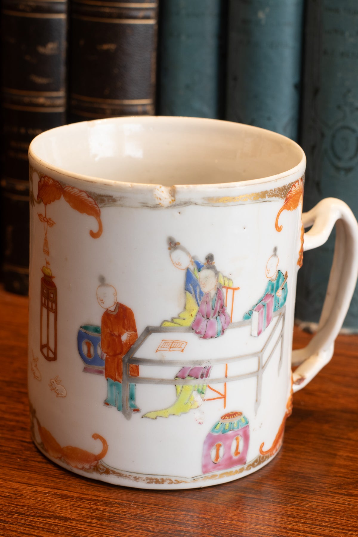 Chinees porseleinen pul (Tankard) met Mandarin-decor en Bianco-sopra-Bianco, Qianlong-periode (ca. 1765–1780)