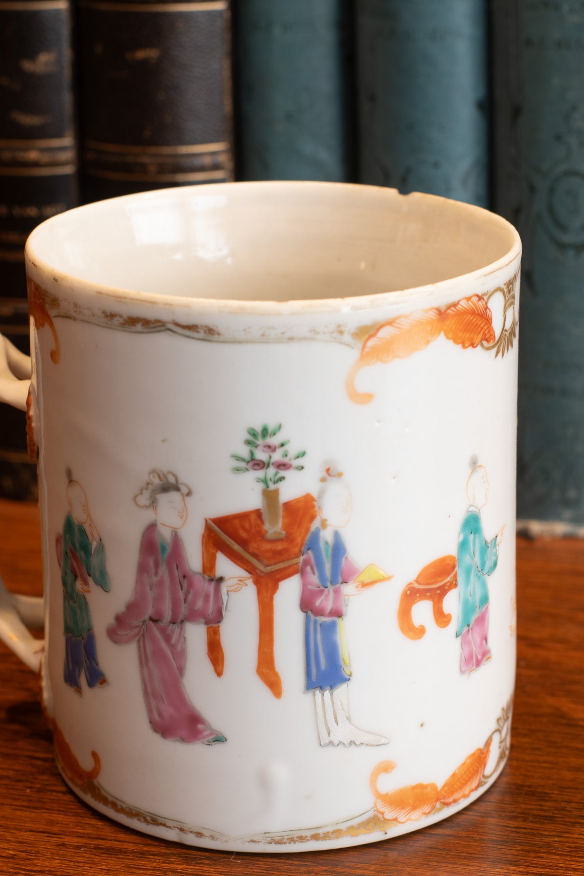 Chinees porseleinen pul (Tankard) met Mandarin-decor en Bianco-sopra-Bianco, Qianlong-periode (ca. 1765–1780)