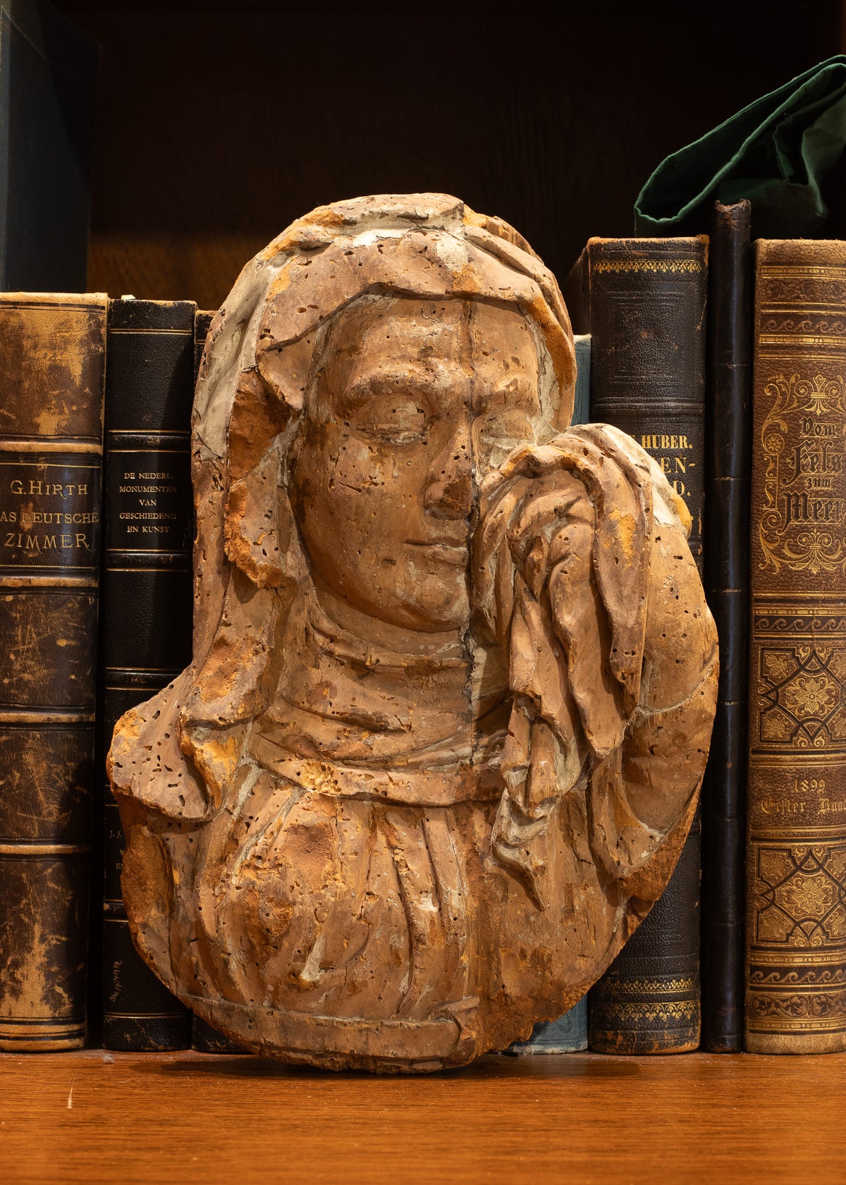 Laatgotisch houten retabelfragment van een treurende Maria (Mater Dolorosa), ca. 1500–1530