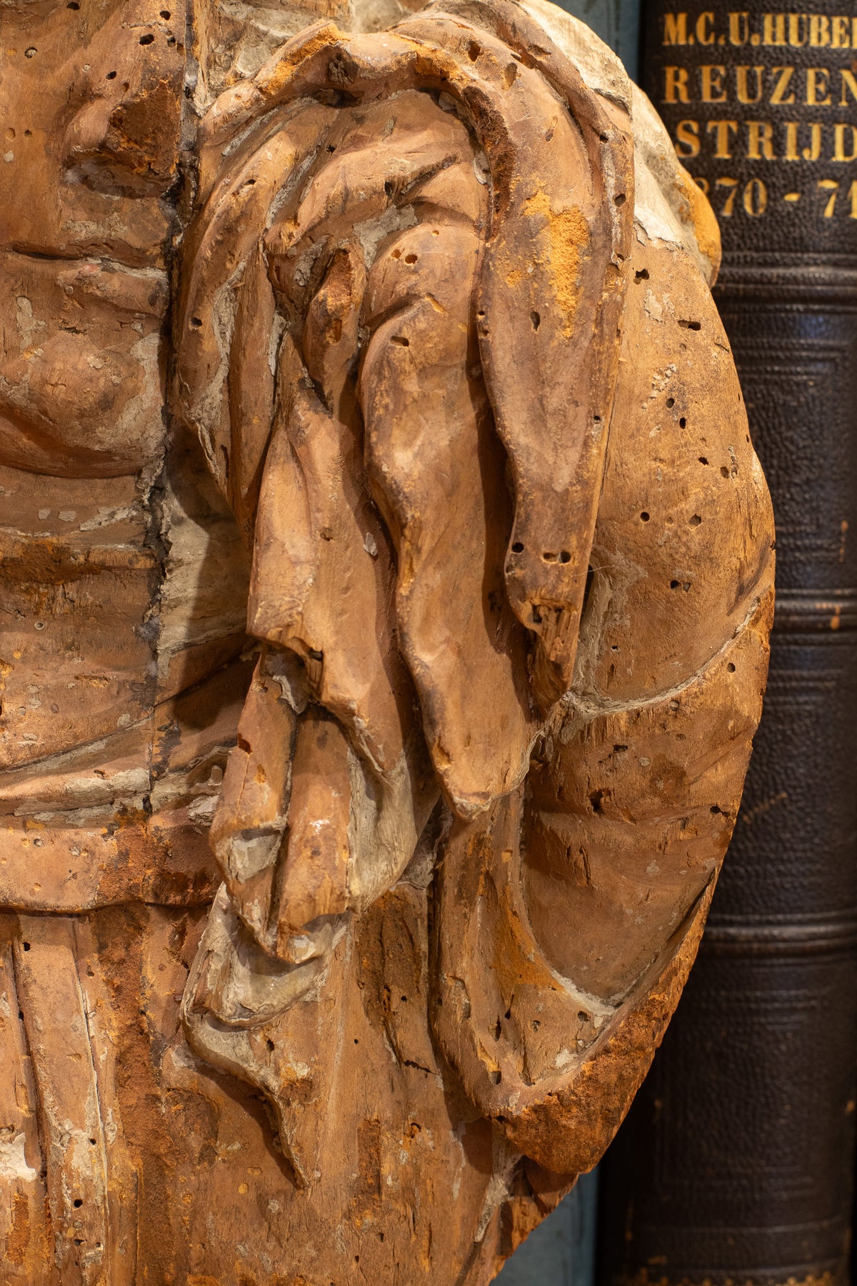 Laatgotisch houten retabelfragment van een treurende Maria (Mater Dolorosa), ca. 1500–1530
