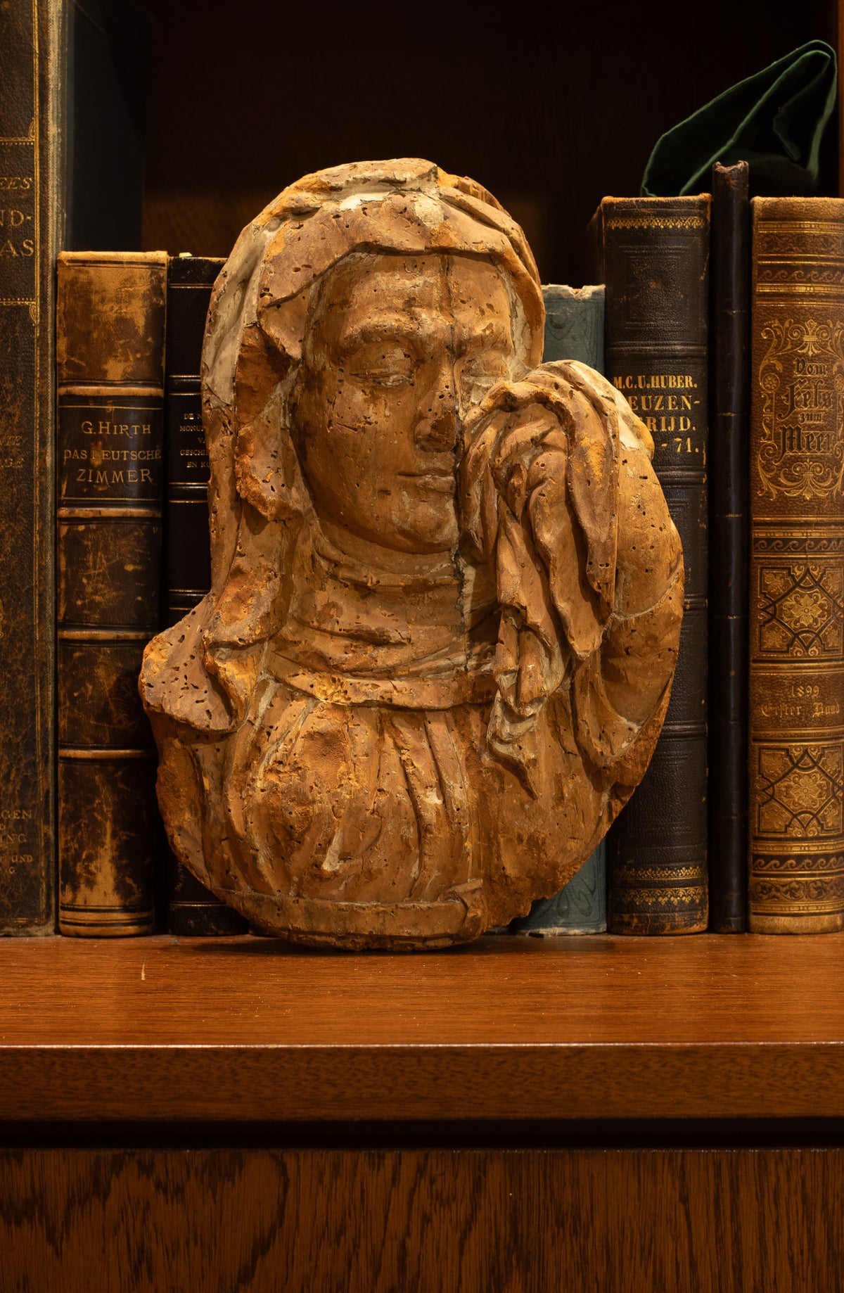 Laatgotisch houten retabelfragment van een treurende Maria (Mater Dolorosa), ca. 1500–1530