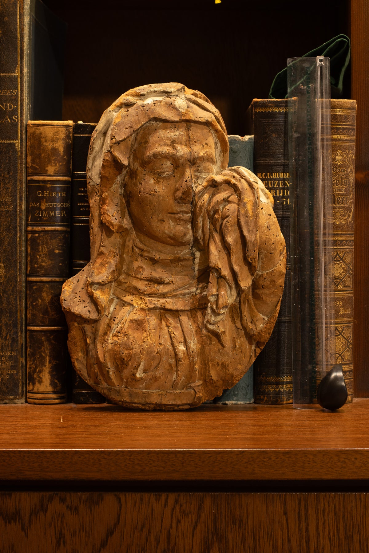 Laatgotisch houten retabelfragment van een treurende Maria (Mater Dolorosa), ca. 1500–1530