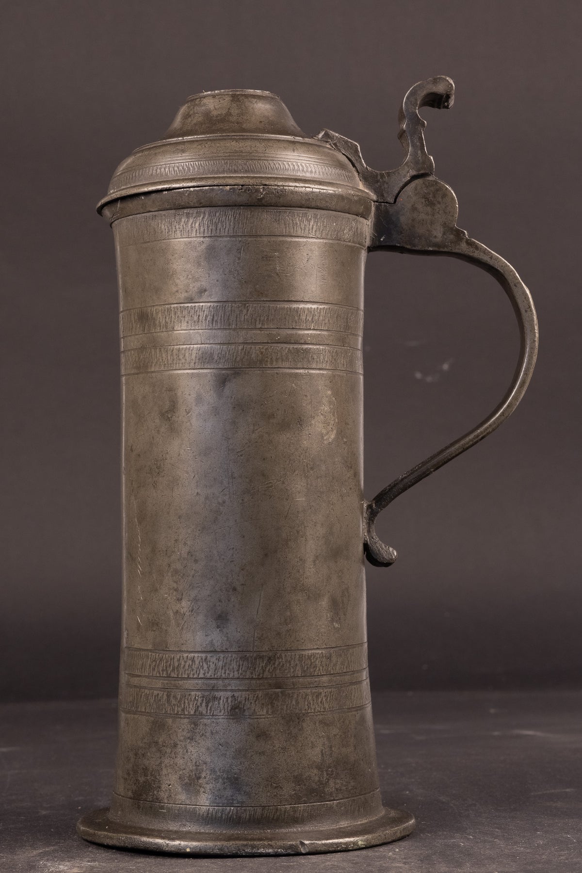 Fraaie 18e-eeuwse Tinnen Klepkan met Wiggeling en Reliëfoor – Duitsland, ca. 1750