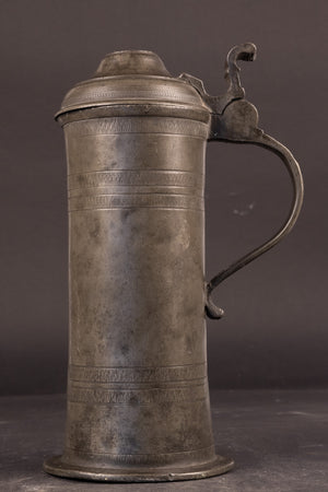 Fraaie 18e-eeuwse Tinnen Klepkan met Wiggeling en Reliëfoor – Duitsland, ca. 1750