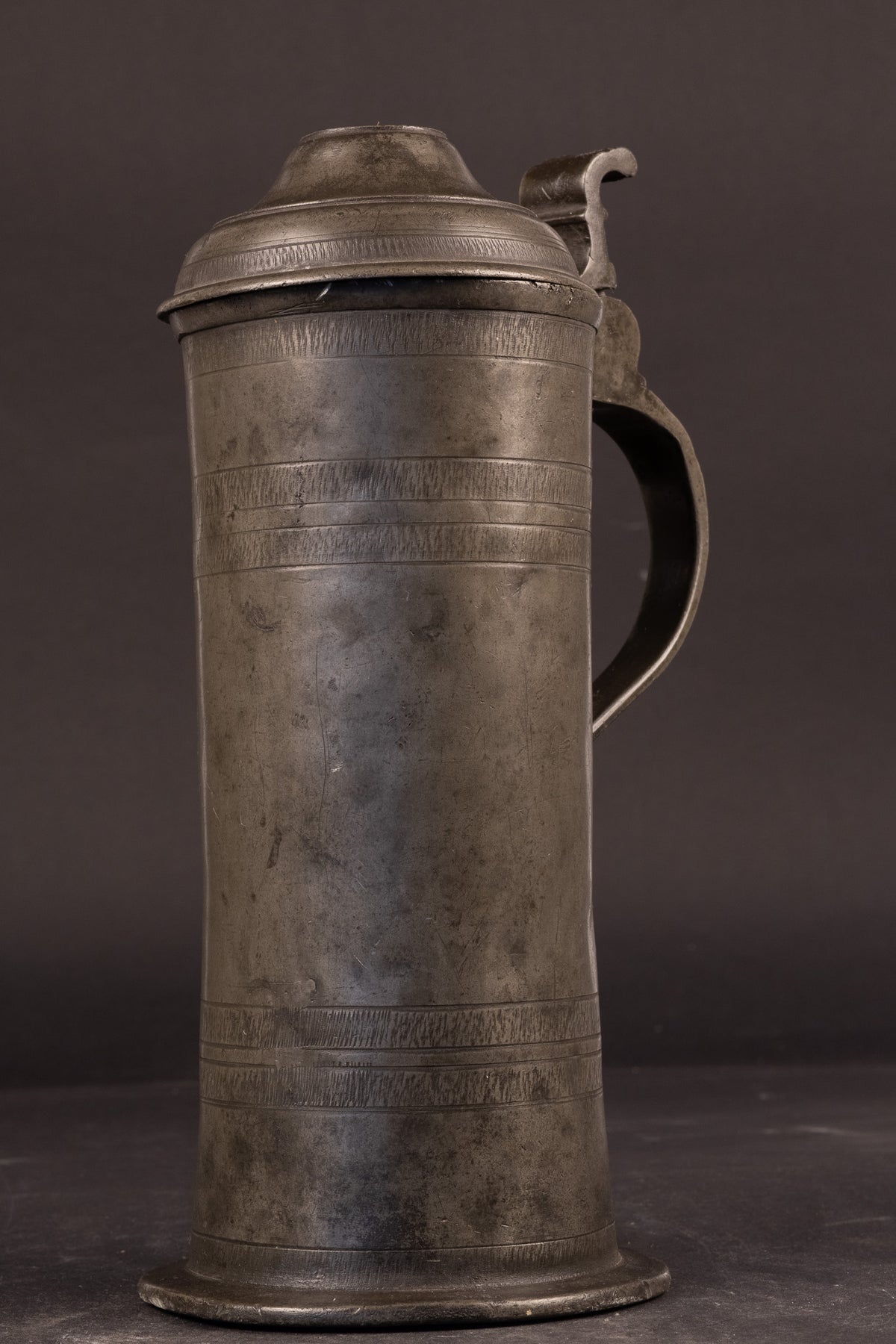 Fraaie 18e-eeuwse Tinnen Klepkan met Wiggeling en Reliëfoor – Duitsland, ca. 1750