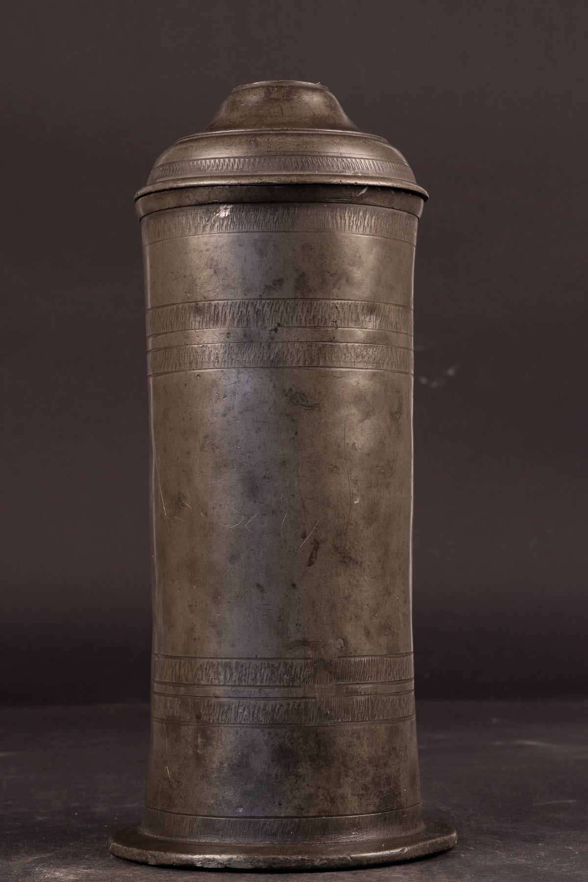 Fraaie 18e-eeuwse Tinnen Klepkan met Wiggeling en Reliëfoor – Duitsland, ca. 1750