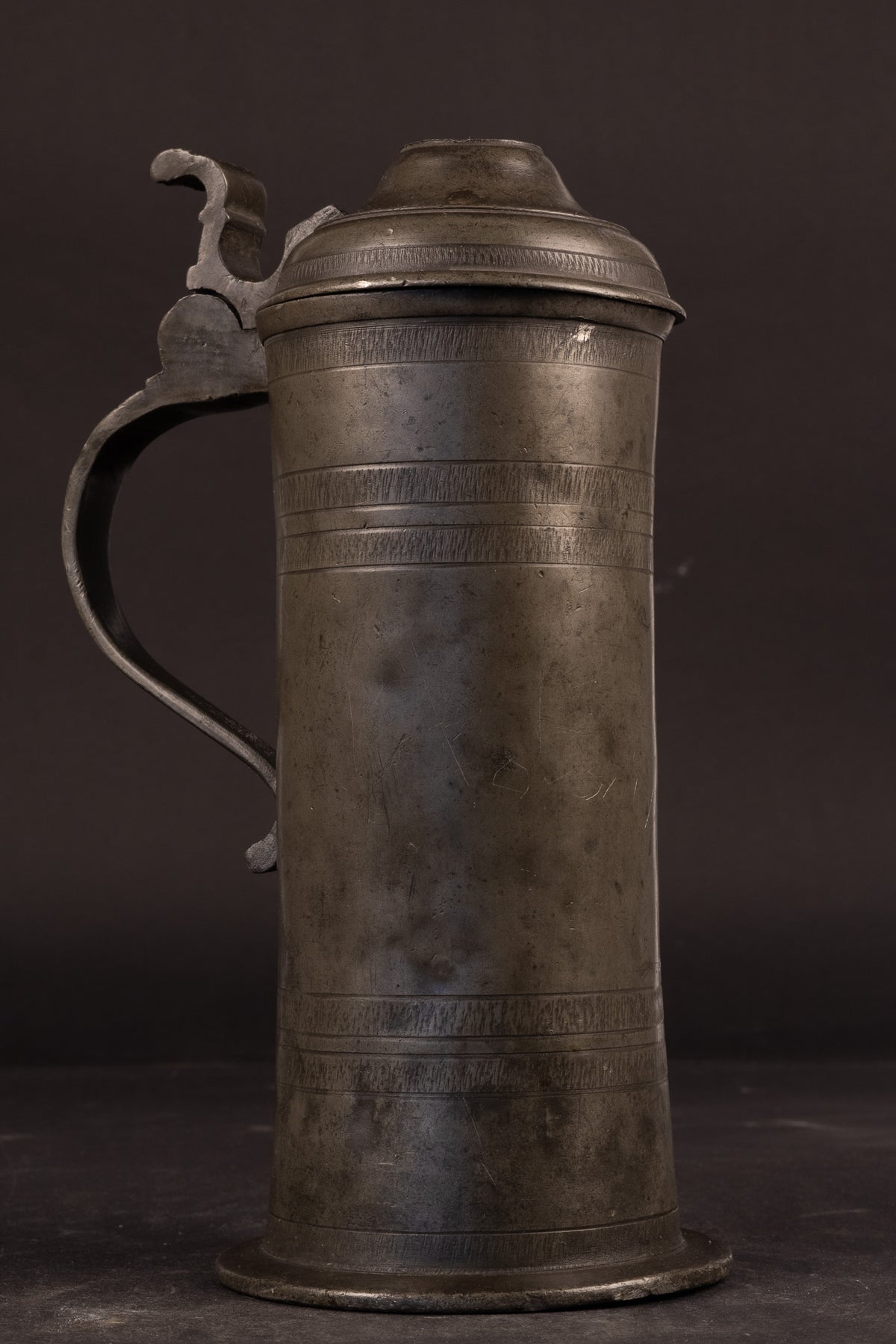 Fraaie 18e-eeuwse Tinnen Klepkan met Wiggeling en Reliëfoor – Duitsland, ca. 1750