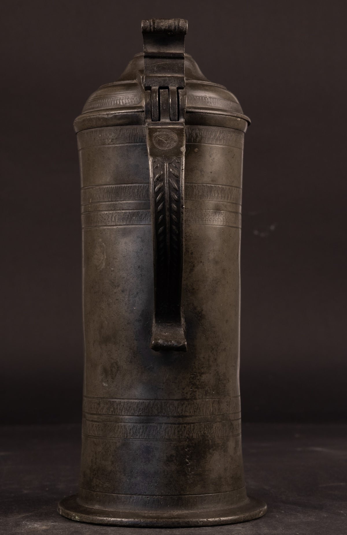 Fraaie 18e-eeuwse Tinnen Klepkan met Wiggeling en Reliëfoor – Duitsland, ca. 1750