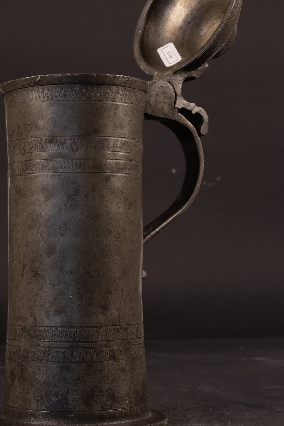 Fraaie 18e-eeuwse Tinnen Klepkan met Wiggeling en Reliëfoor – Duitsland, ca. 1750