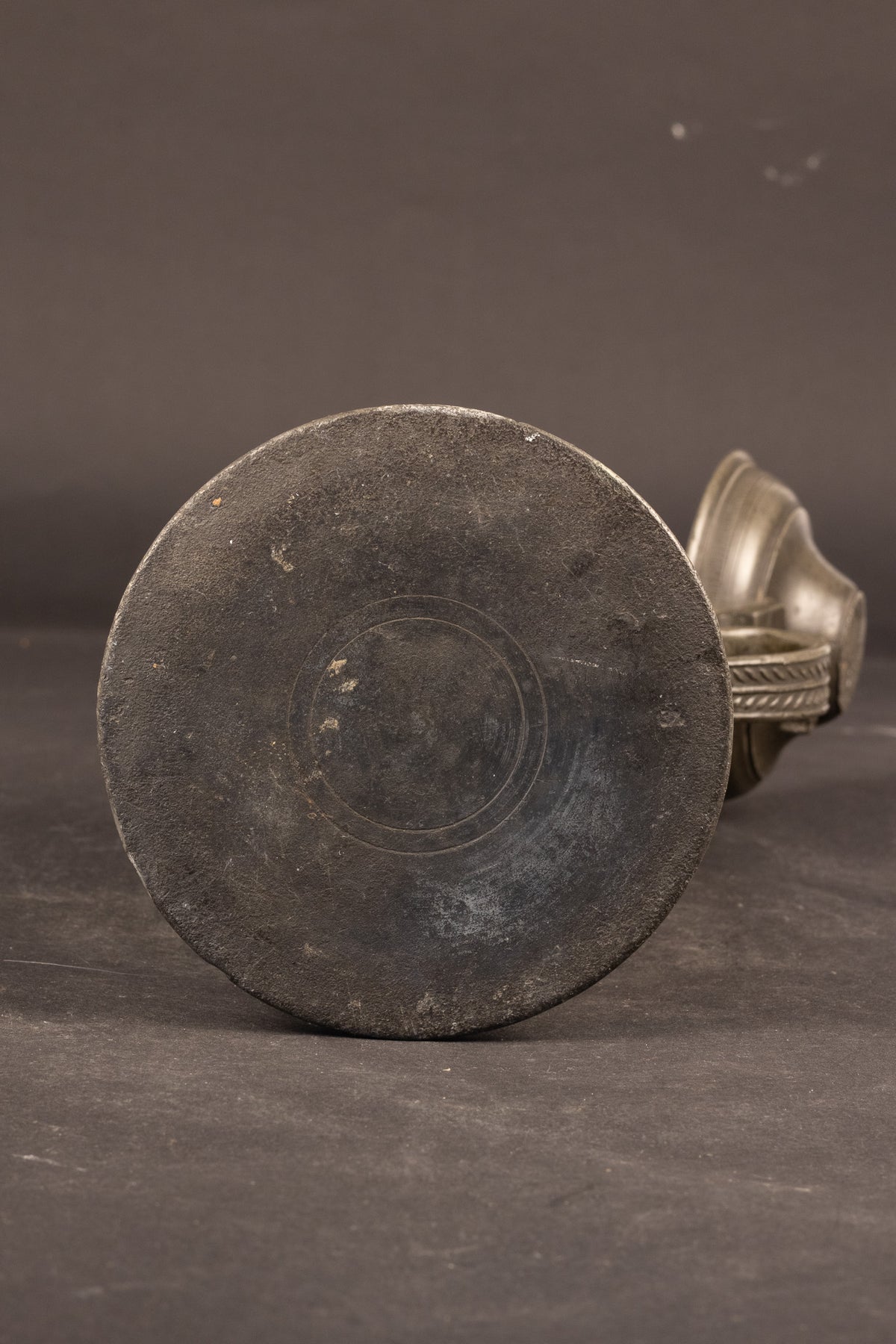 Fraaie 18e-eeuwse Tinnen Klepkan met Wiggeling en Reliëfoor – Duitsland, ca. 1750