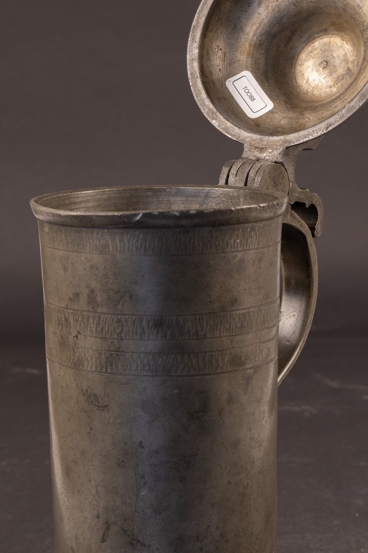 Fraaie 18e-eeuwse Tinnen Klepkan met Wiggeling en Reliëfoor – Duitsland, ca. 1750