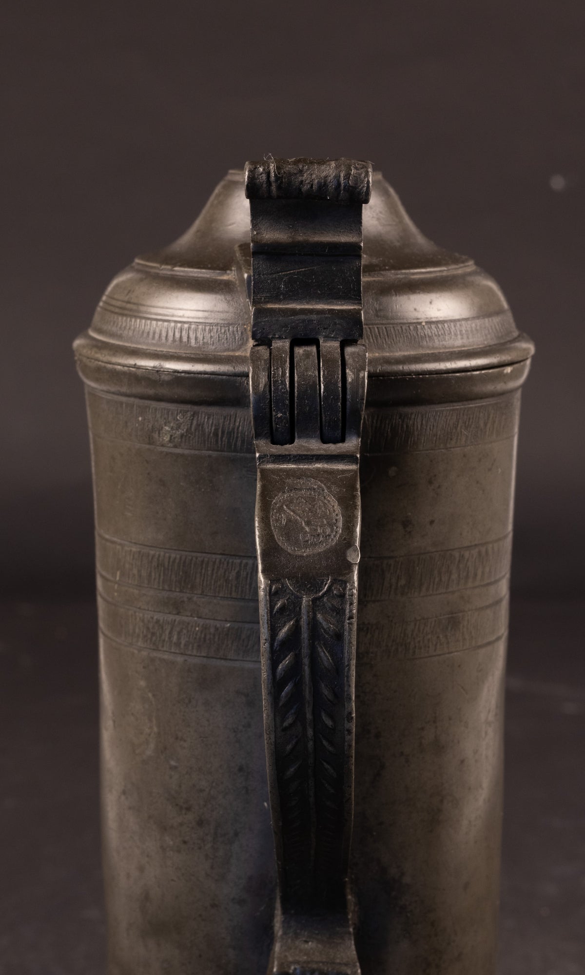 Fraaie 18e-eeuwse Tinnen Klepkan met Wiggeling en Reliëfoor – Duitsland, ca. 1750
