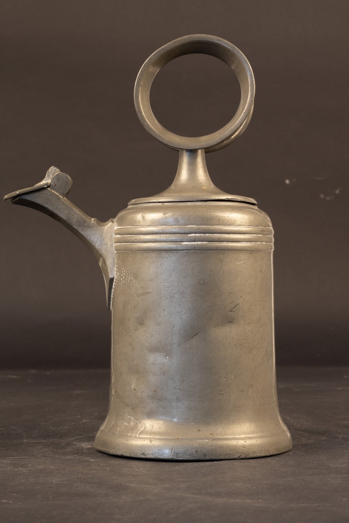 Antieke Zwitserse Tinnen 'Glockenkanne' met Draagring en Huismerk – Regio Schaffhausen, gedateerd 1824 (28 cm)