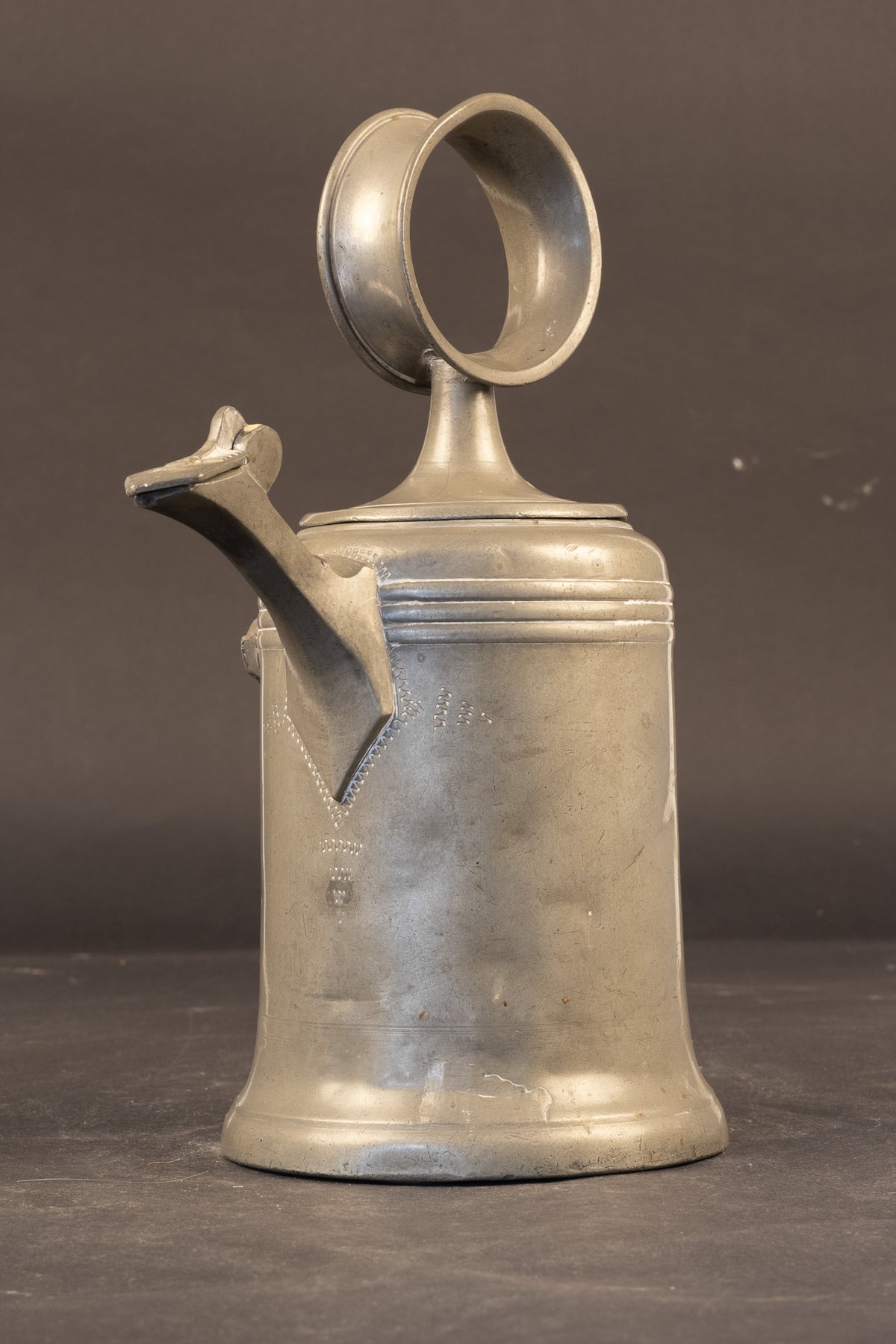 Antieke Zwitserse Tinnen 'Glockenkanne' met Draagring en Huismerk – Regio Schaffhausen, gedateerd 1824 (28 cm)