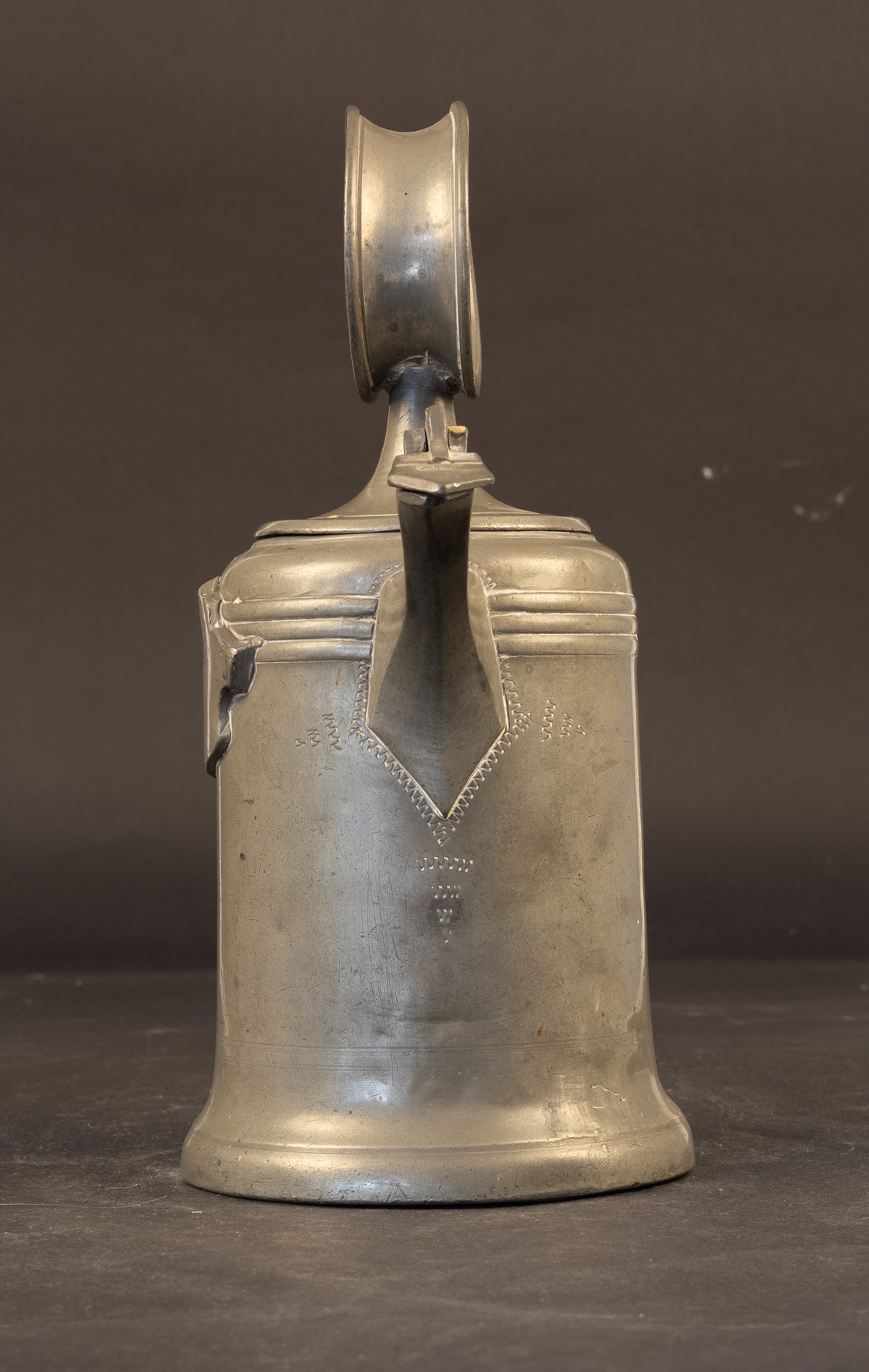 Antieke Zwitserse Tinnen 'Glockenkanne' met Draagring en Huismerk – Regio Schaffhausen, gedateerd 1824 (28 cm)