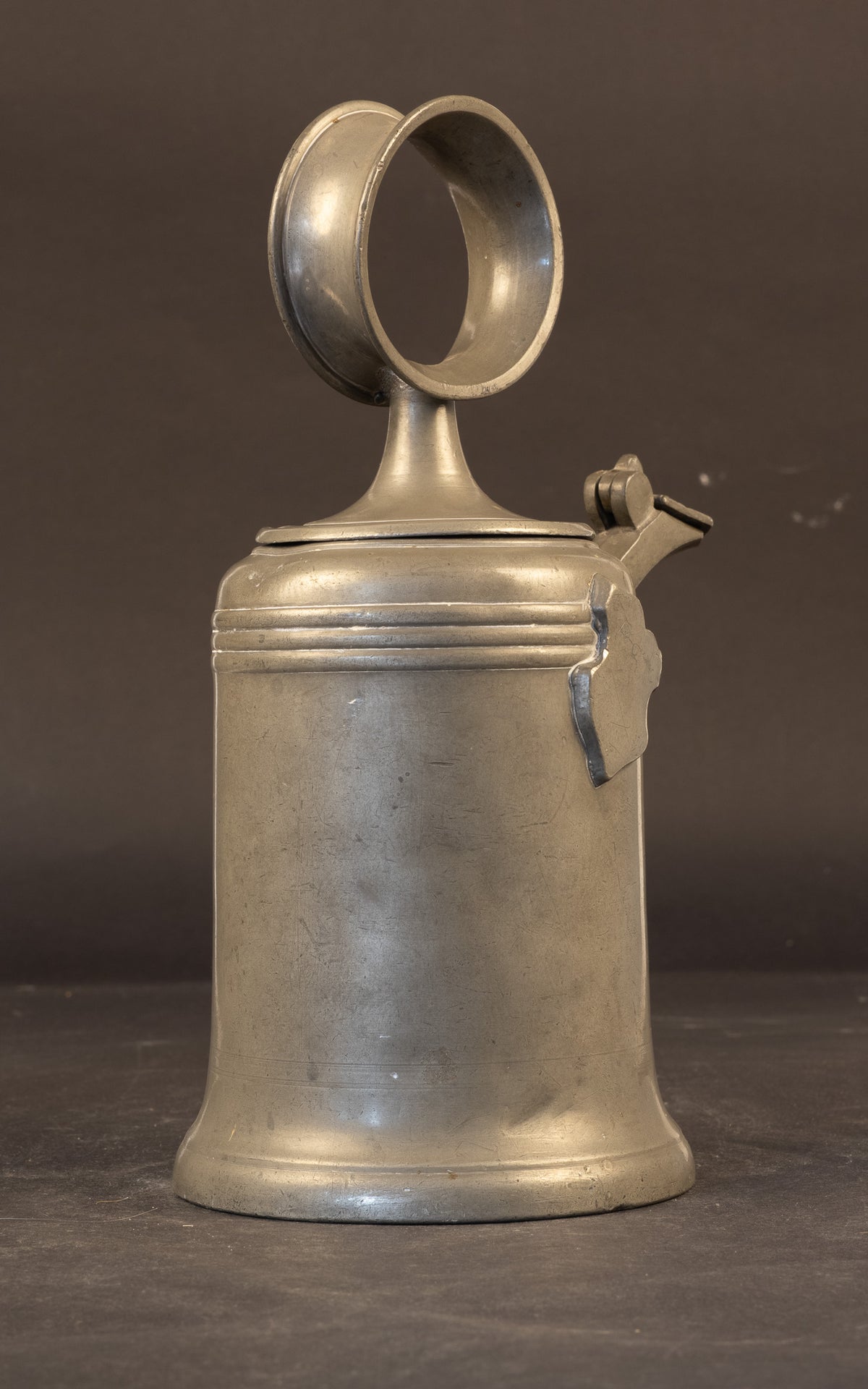 Antieke Zwitserse Tinnen 'Glockenkanne' met Draagring en Huismerk – Regio Schaffhausen, gedateerd 1824 (28 cm)