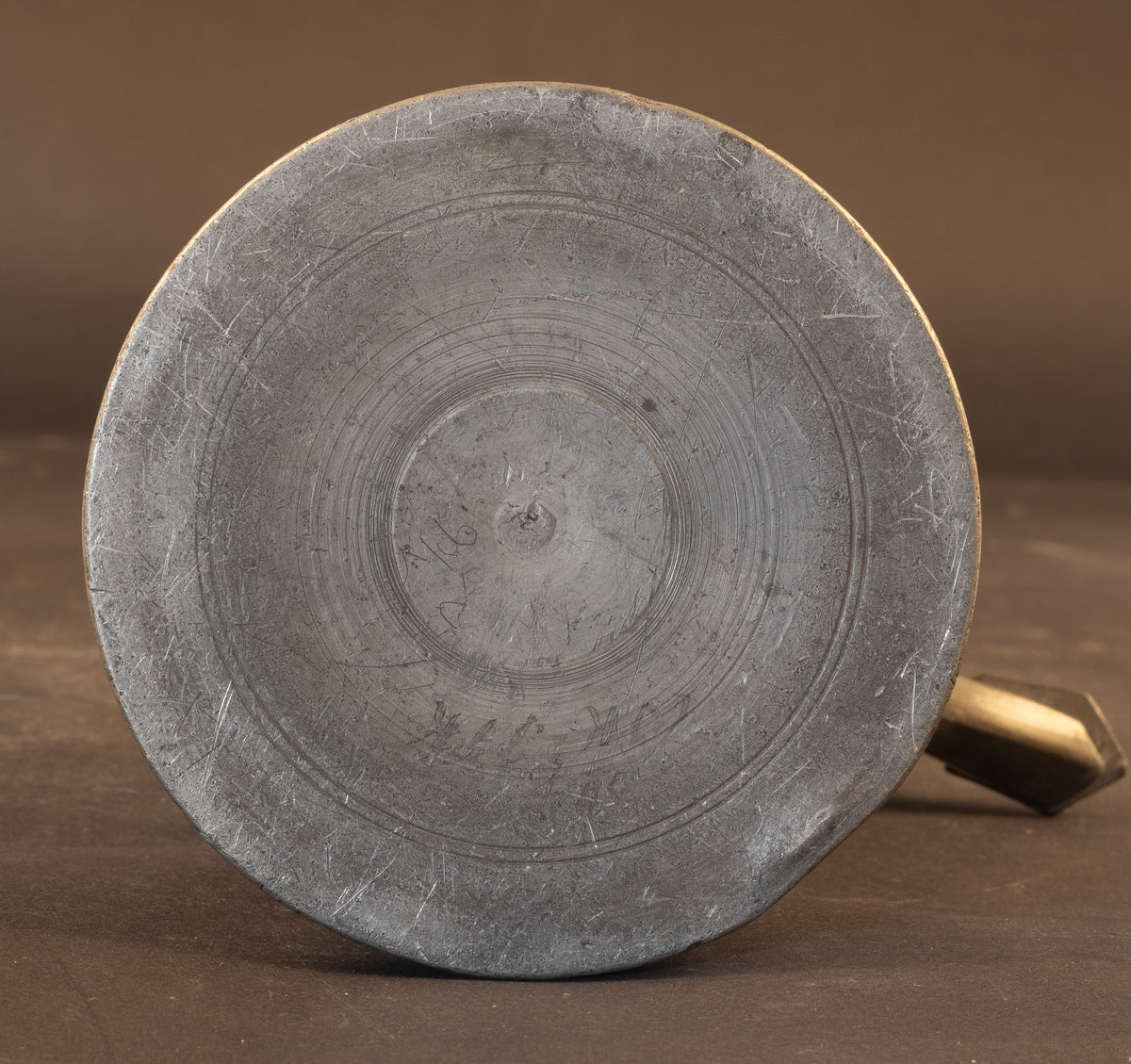 Antieke Zwitserse Tinnen 'Glockenkanne' met Draagring en Huismerk – Regio Schaffhausen, gedateerd 1824 (28 cm)