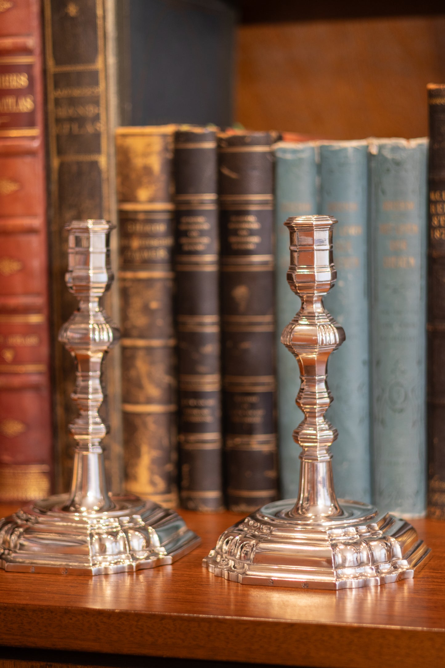 Exclusief Paar Monumentale Zilveren Kandelaars – Riga, ca. 1750