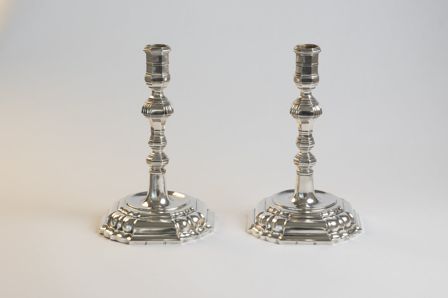 Exclusief Paar Monumentale Zilveren Kandelaars – Riga, ca. 1750