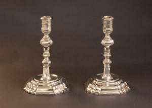 Exklusives Paar monumentaler silberner Kerzenleuchter – Riga, ca. 1750