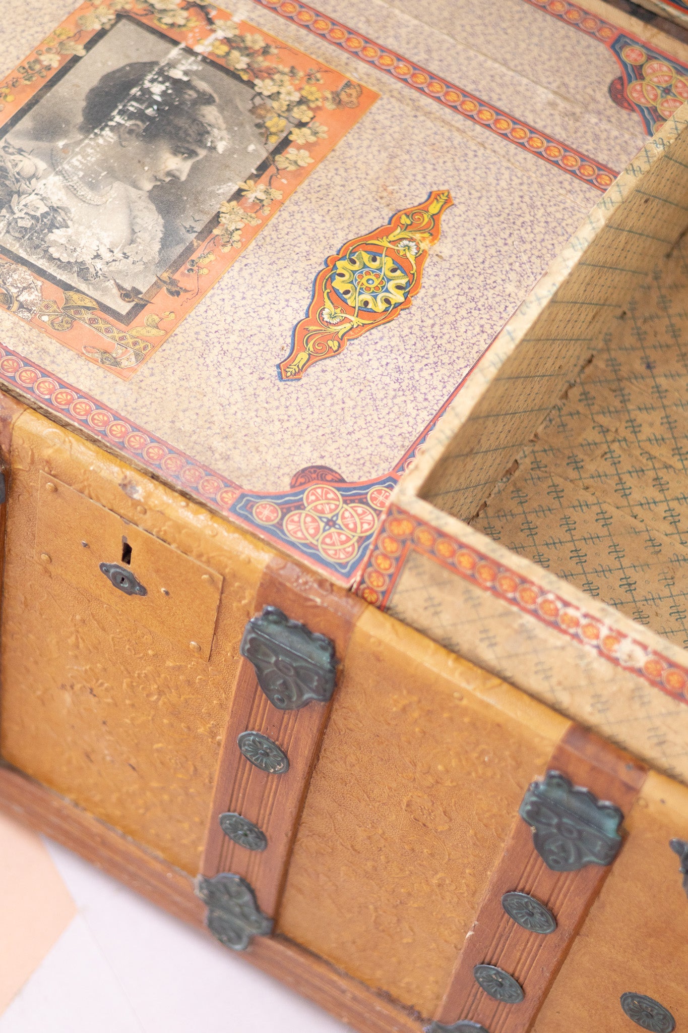 Antieke Victoriaanse Steamer Trunk – Een Reis door de Tijd (ca. 1890)