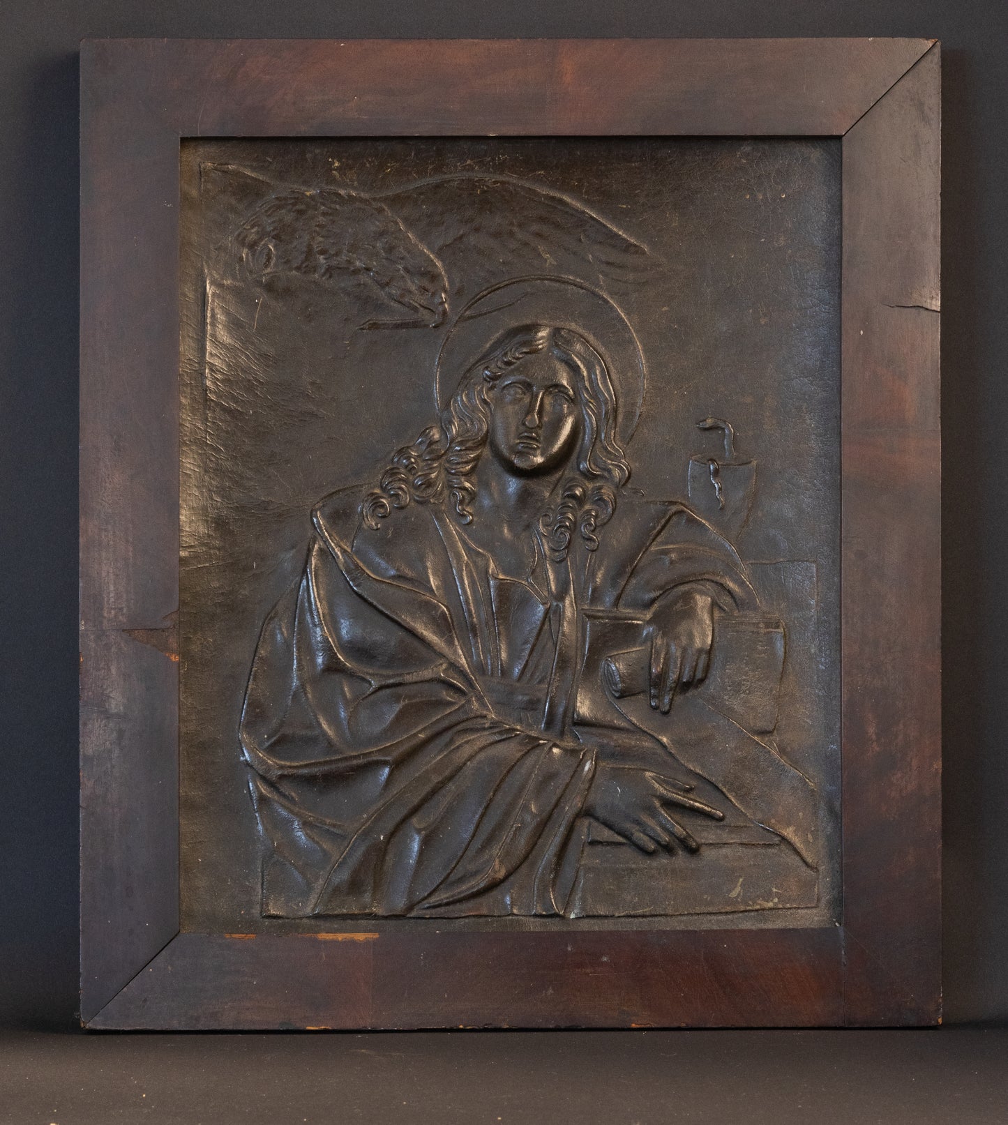 Zeldzaam 19e-Eeuws Lederen Reliëfpaneel – Sint Johannes de Evangelist