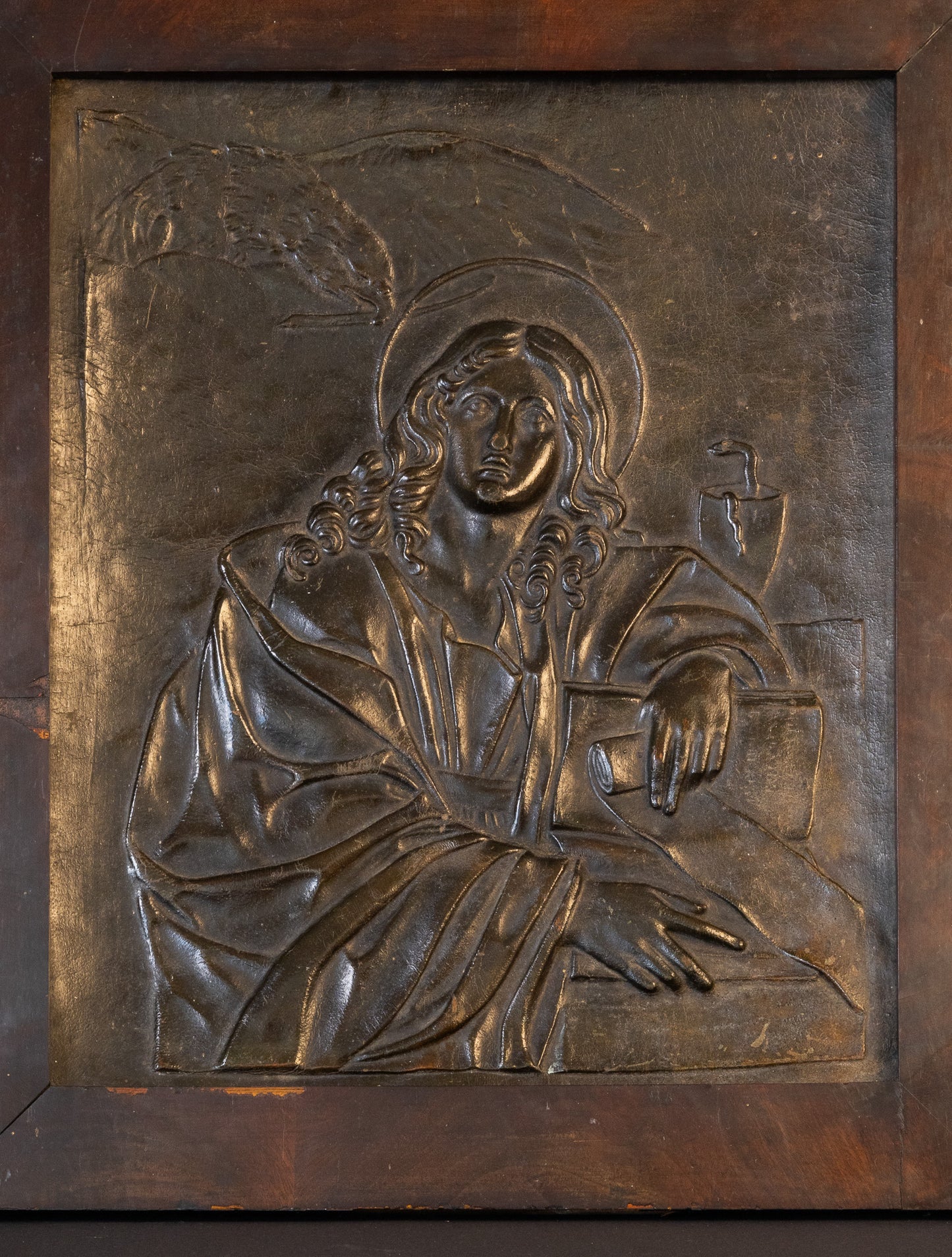 Zeldzaam 19e-Eeuws Lederen Reliëfpaneel – Sint Johannes de Evangelist