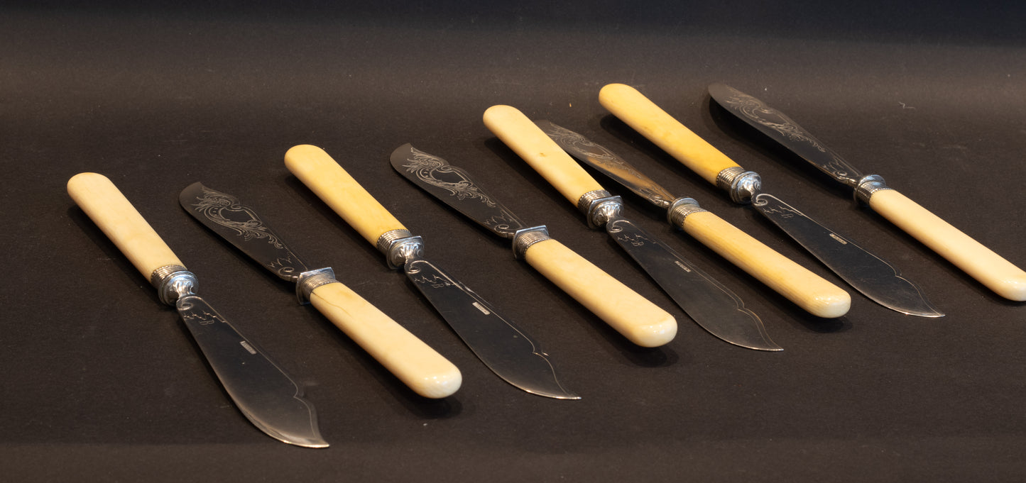 Exclusieve Set van 8 Zilveren Vismessen – M.H. Wilkens & Söhne (ca. 1900)