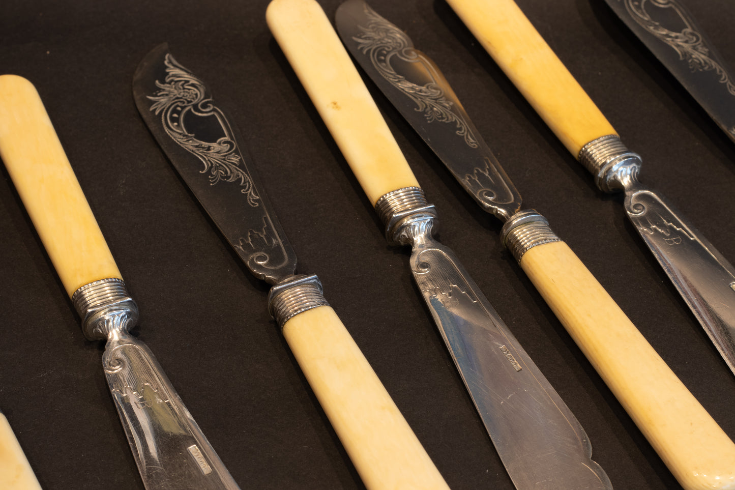 Exclusieve Set van 8 Zilveren Vismessen – M.H. Wilkens & Söhne (ca. 1900)