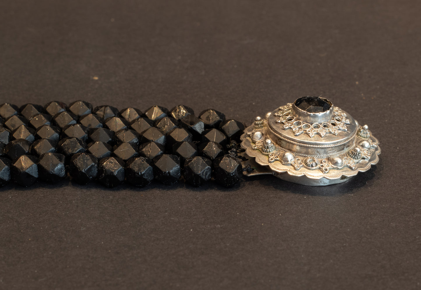 Antiek Zeeuws Gitten Collier – 5-rijig – Zilveren Sluiting (4 cm) – Arie Pluut Sr.