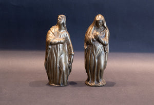 Museaal Paar Laatgotische Bronzen Calvariefiguren (Maria & Johannes) – Zuidelijke Nederlanden, ca. 1500