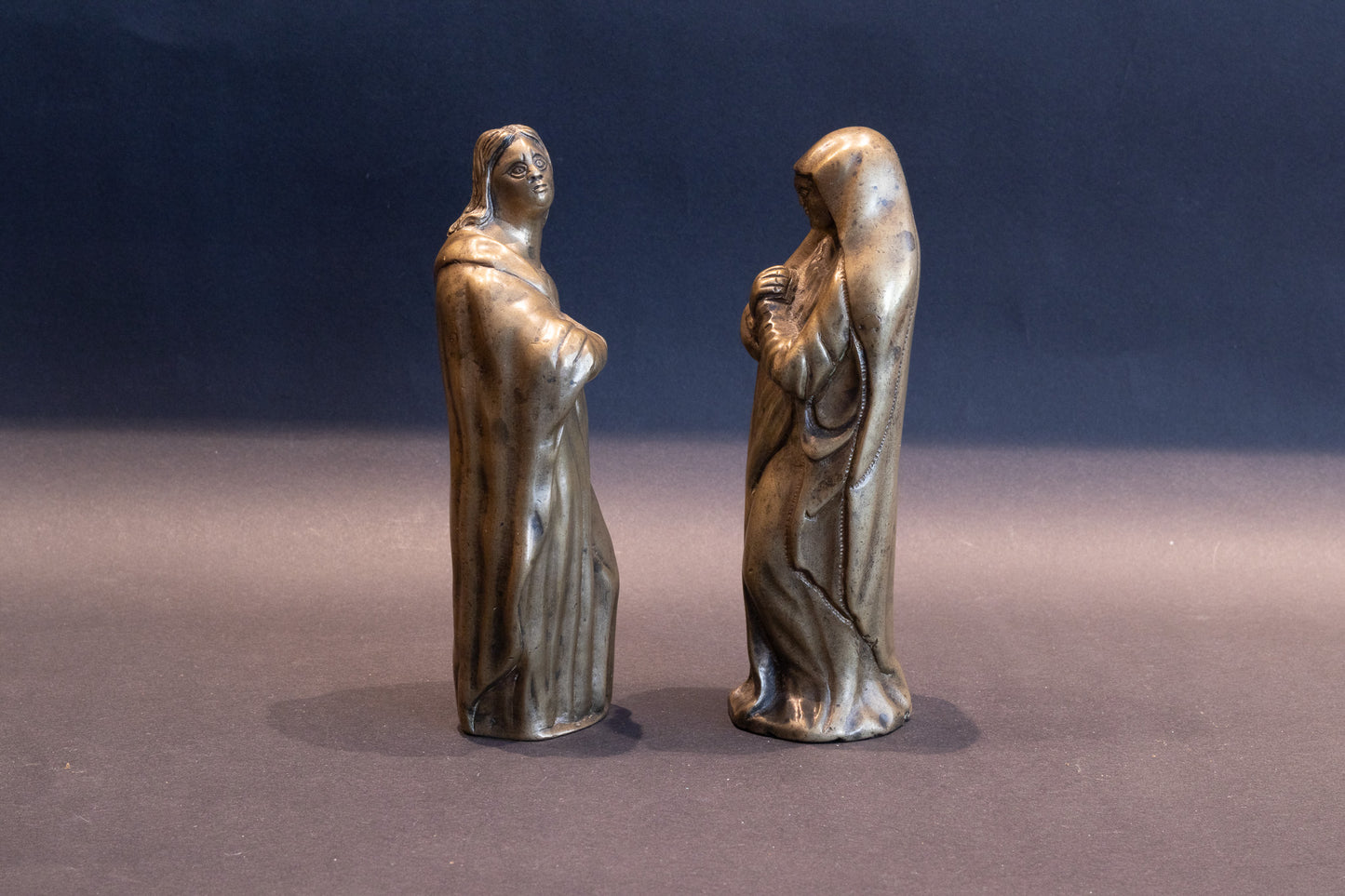 Museaal Paar Laatgotische Bronzen Calvariefiguren (Maria & Johannes) – Zuidelijke Nederlanden, ca. 1500