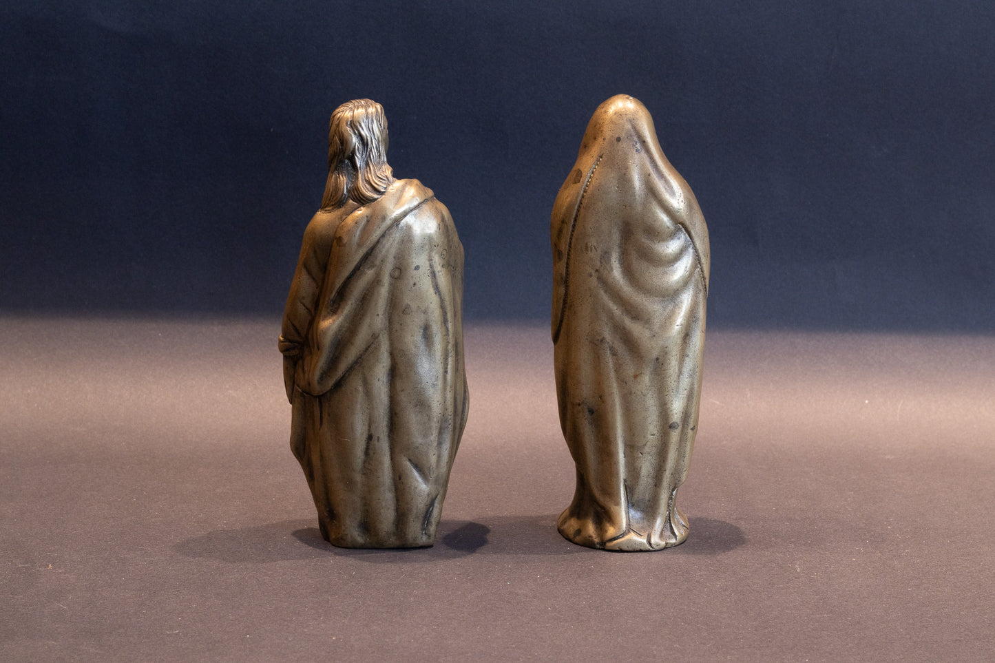 Museaal Paar Laatgotische Bronzen Calvariefiguren (Maria & Johannes) – Zuidelijke Nederlanden, ca. 1500