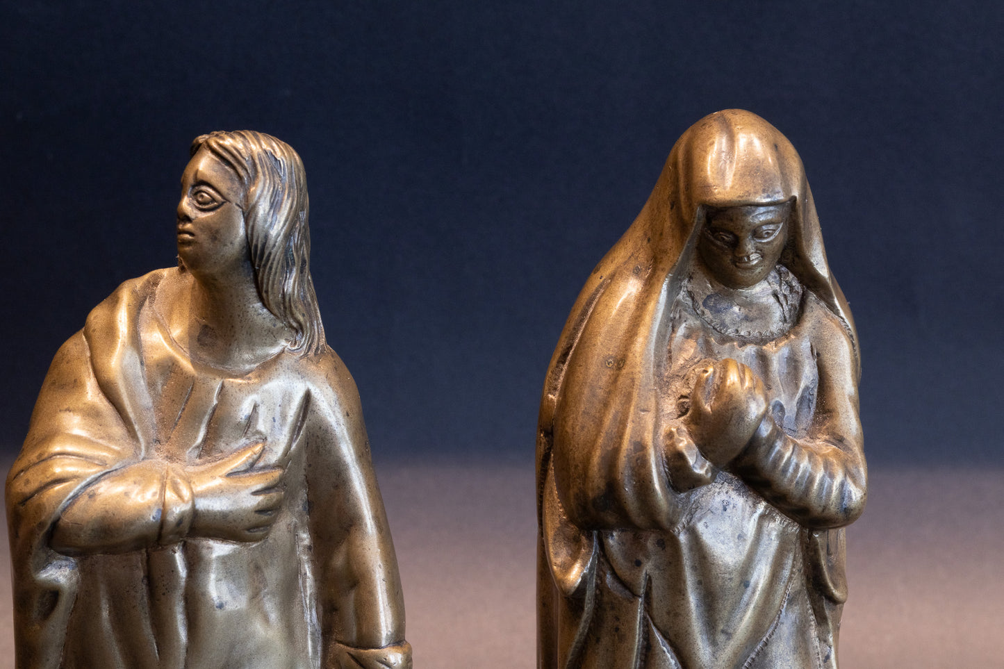 Museaal Paar Laatgotische Bronzen Calvariefiguren (Maria & Johannes) – Zuidelijke Nederlanden, ca. 1500