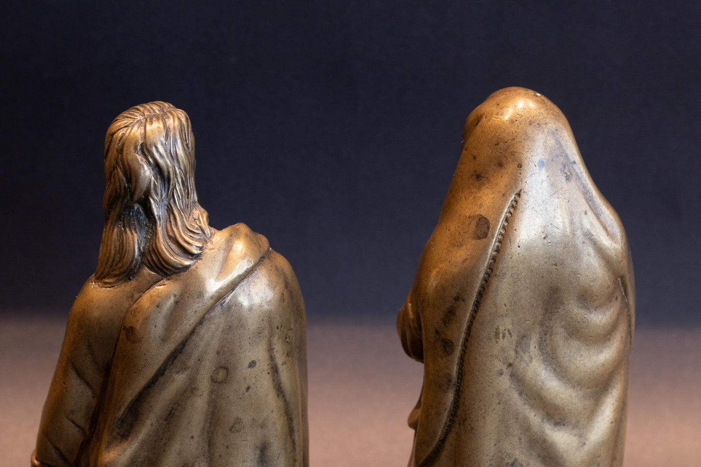 Museaal Paar Laatgotische Bronzen Calvariefiguren (Maria & Johannes) – Zuidelijke Nederlanden, ca. 1500