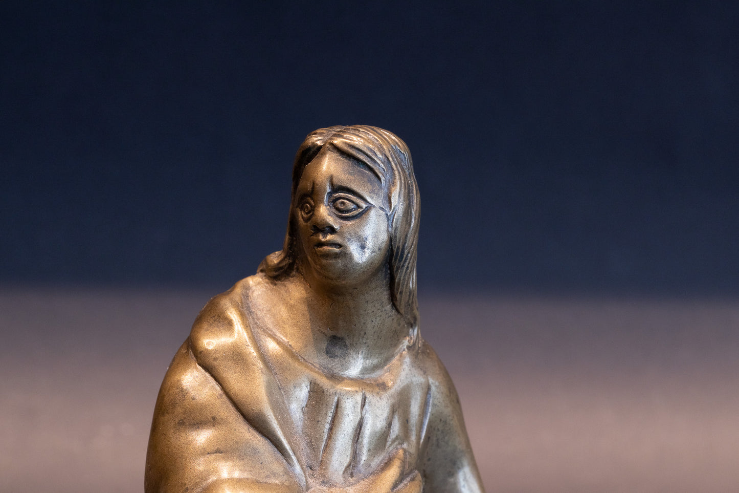 Museaal Paar Laatgotische Bronzen Calvariefiguren (Maria & Johannes) – Zuidelijke Nederlanden, ca. 1500