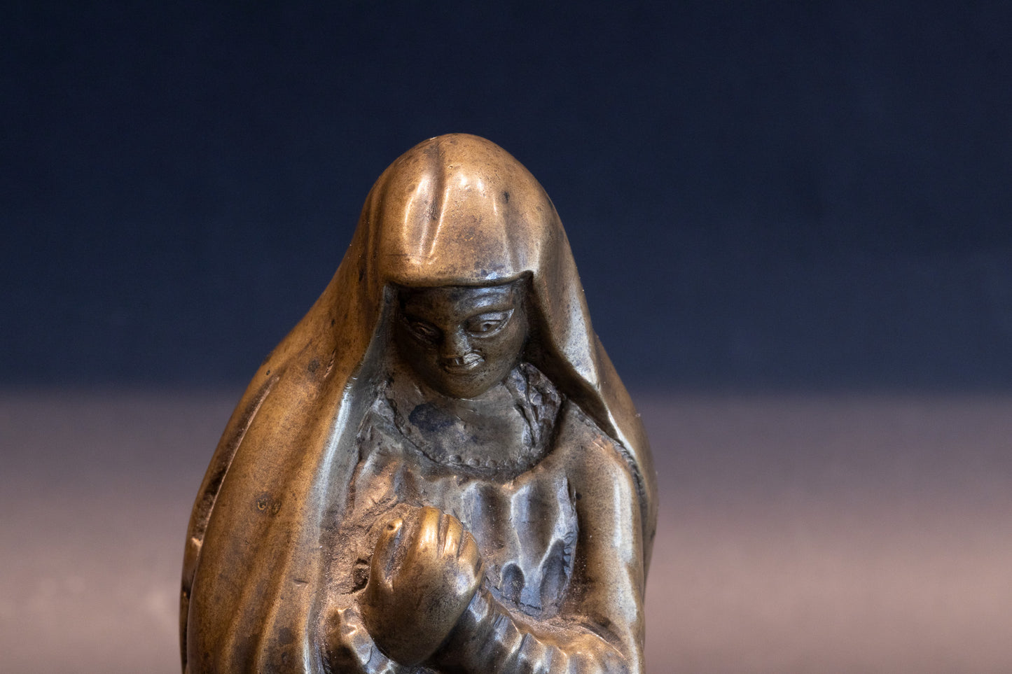 Museaal Paar Laatgotische Bronzen Calvariefiguren (Maria & Johannes) – Zuidelijke Nederlanden, ca. 1500