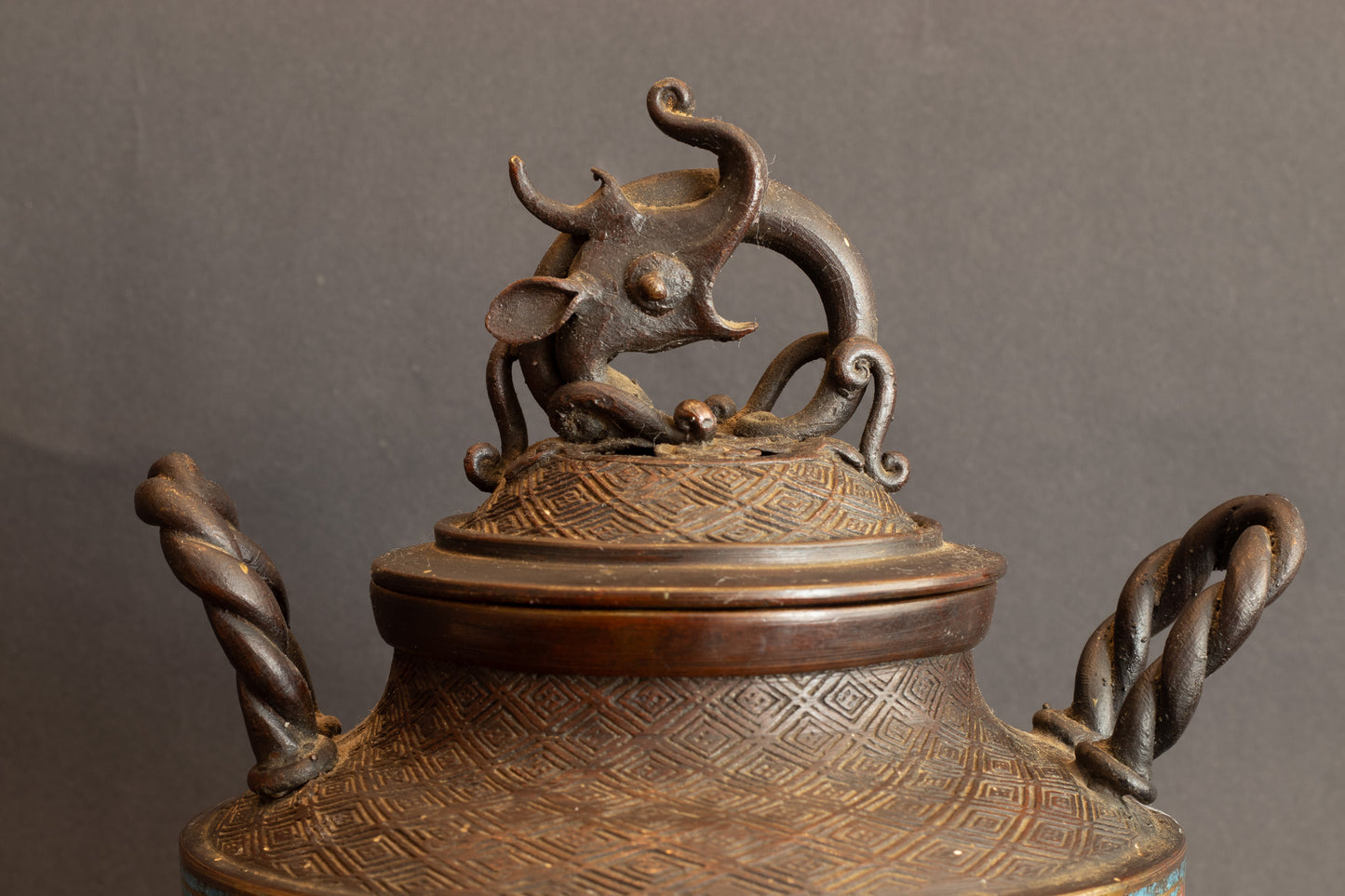 Antieke Chinese Cloisonné Wierookbrander met Olifant-decoratie – 19e Eeuw