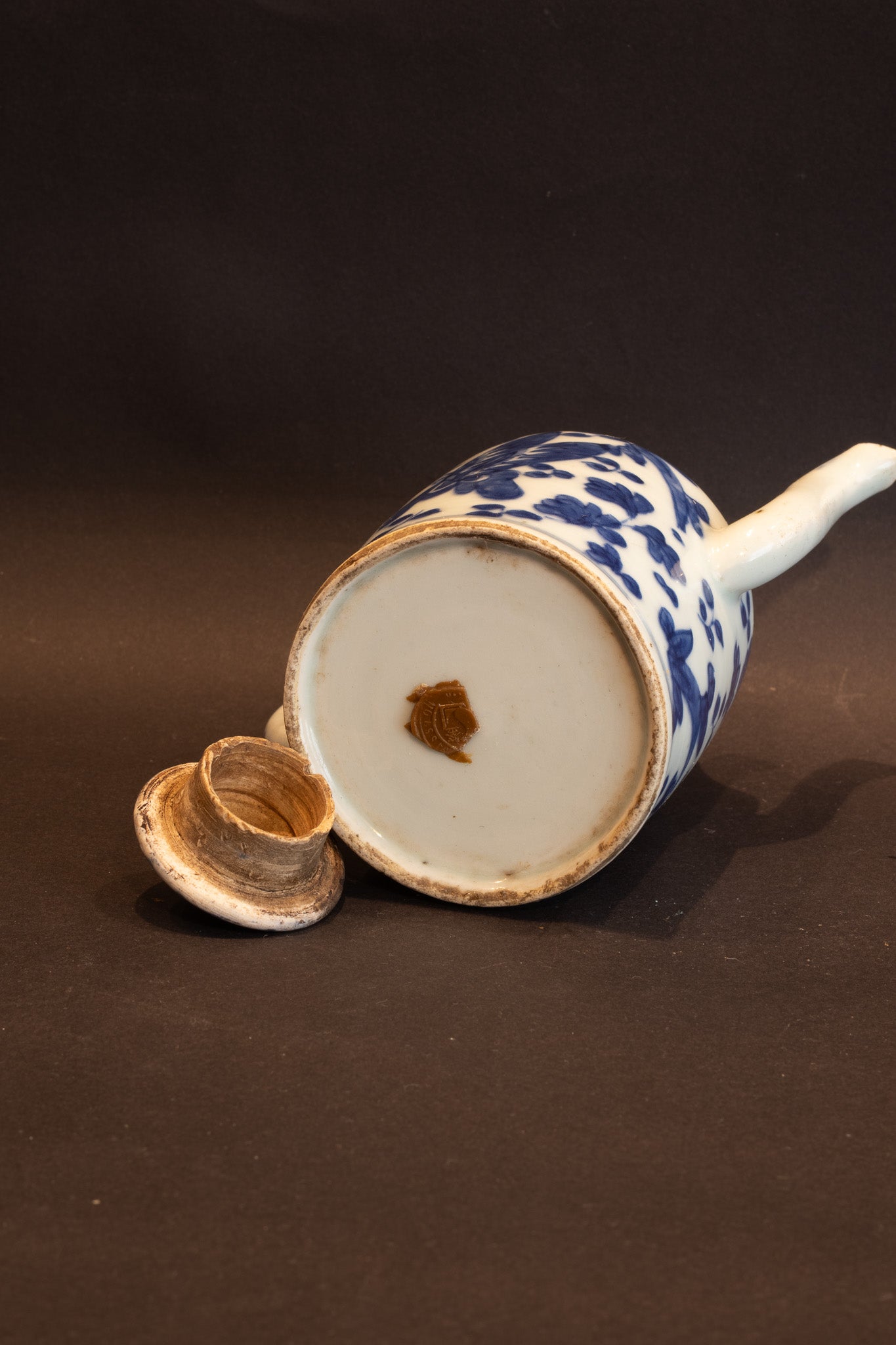 Antiek Chinees Blauw-Wit Wijnkannetje met Uniek Export-Lakzegel – Qing-dynastie