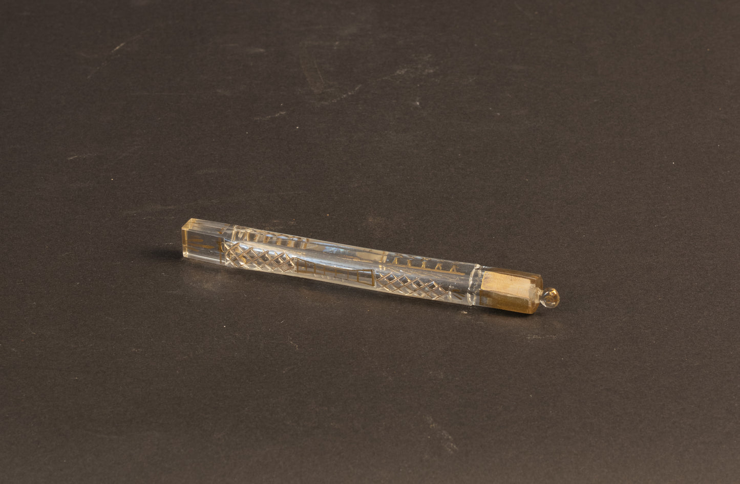 Zeldzame Victoriaanse "Tranenvanger" / Parfumflesje – Geslepen Kristal & Handgeschilderd Goud – ca. 1890