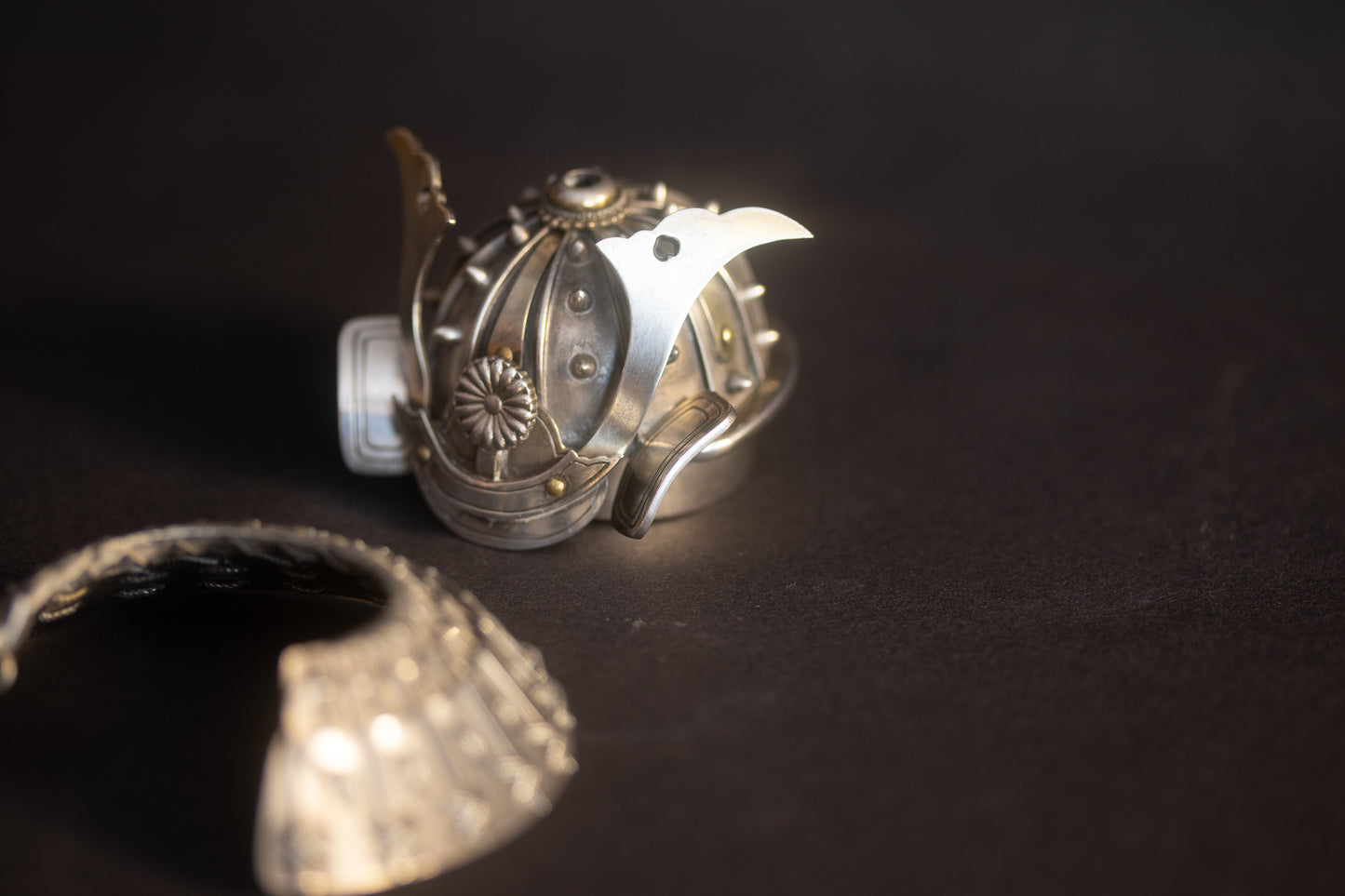 Museale Japanse Zilveren & Mixed-Metal Miniature Kabuto (Helm) – Okimono / Kogo – 19e Eeuw (Meiji-periode)
