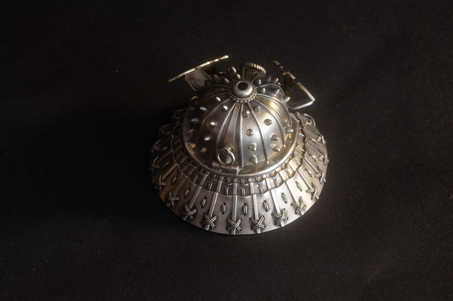 Museale Japanse Zilveren & Mixed-Metal Miniature Kabuto (Helm) – Okimono / Kogo – 19e Eeuw (Meiji-periode)