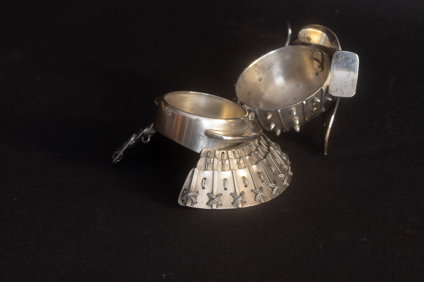 Museale Japanse Zilveren & Mixed-Metal Miniature Kabuto (Helm) – Okimono / Kogo – 19e Eeuw (Meiji-periode)