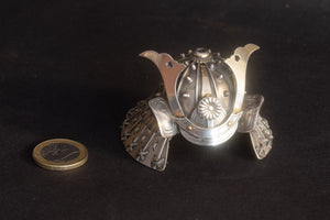 Museale Japanse Zilveren & Mixed-Metal Miniature Kabuto (Helm) – Okimono / Kogo – 19e Eeuw (Meiji-periode)