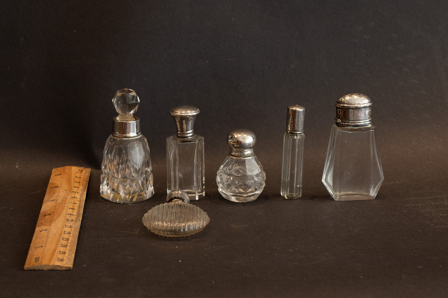 Collectie Engelse Parfumflacons: Een Eeuw van Verfijning (ca. 1896-1900)