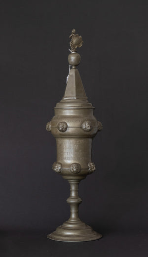 Museale Tinnen Gildebeker van het Leidekkersgilde – Dessau – 61 cm hoog