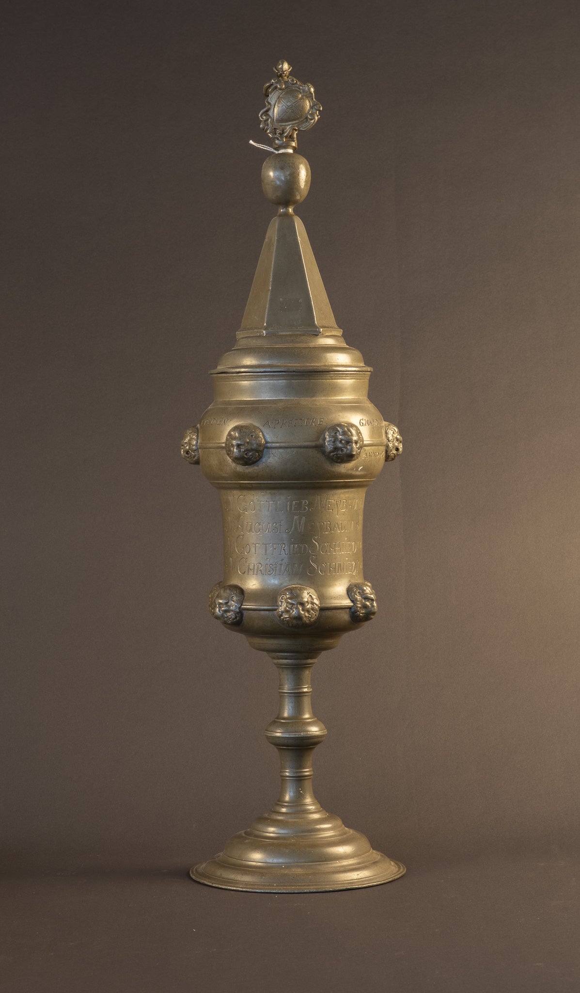Museale Tinnen Gildebeker van het Leidekkersgilde – Dessau – 61 cm hoog