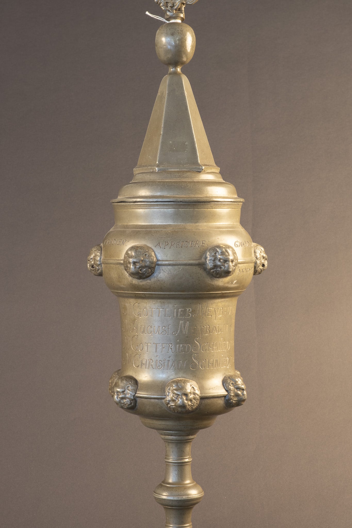 Museale Tinnen Gildebeker van het Leidekkersgilde – Dessau – 61 cm hoog