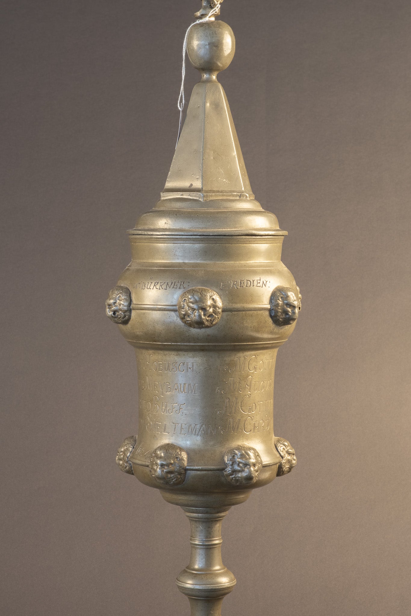 Museale Tinnen Gildebeker van het Leidekkersgilde – Dessau – 61 cm hoog